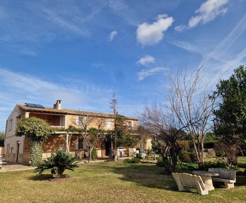 Scopri quella bella ed elegante finca rustica con una splendida vista sulle montagne. Godrai della tranquillità della campagna avendo tutti i servizi nelle vicinanze poiché la Finca si trova a soli 10 minuti da Palma e a circa 20 minuti dall'aeroport...