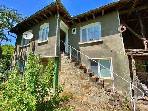 Imoti Tarnovgrad bietet Ihnen ein zweistöckiges Haus im Dorf Gradishte in der Region Gabrovo. Das Dorf Gradishte ist ein kleines und ruhiges Dorf, 15 km von der Stadt Gradishte entfernt. Sevlievo und 20 km von der Stadt Sevlievo entfernt. Lovech. Das...