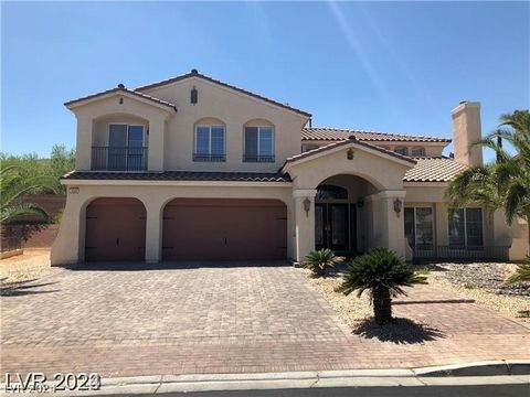 Step into a spacious great-room located on the lower level, setting the perfect tone for entertaining or simply enjoying your family retreat. The formal living room boasts vaulted ceilings, adding an elegant touch to every moment. Indulge in the char...