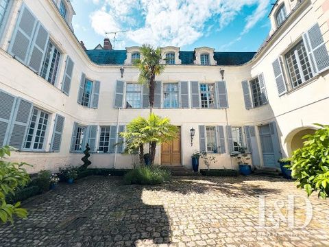 Hôtel particulier de prestige à Saumur Plongez dans l'histoire et le charme de cet hôtel particulier datant de 1732, situé en plein coeur de Saumur. Avec une surface habitable de 450m² répartie sur 3 niveaux, cette demeure de grand standing offre 17 ...