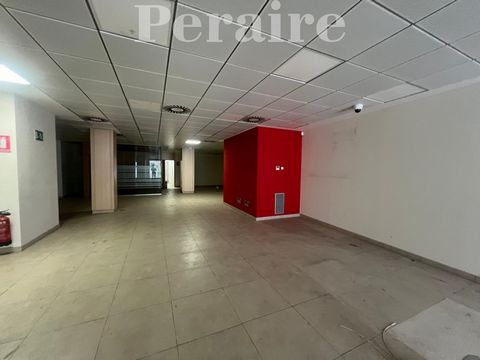 C. Bogatell - Andreu Soler - Av. de Juan XIII - Sant Adrià del Besòs Spacious commercial premises of 255 m² and open-plan. Highly visible and present in Sant Adrià, just in front of the Municipal Market. The façade is about 10 linear meters. It is ve...