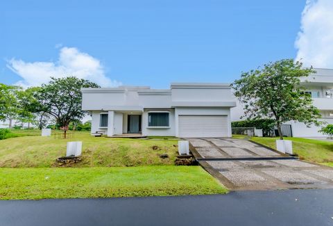 Dieses beeindruckende einstöckige Haus im zeitgenössischen Stil befindet sich in der exklusiven Gemeinde Hacienda Los Reyes, La Guácima de Alajuela, und vereint Luxus, Komfort und modernes Design in einem Raum. Mit 600 m² bebauter Fläche auf einem 1....