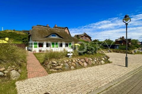 Exklusivt frisiskt hus i Rantum på Sylt nära stranden Detta unika frisiska hus, byggt 1939, ligger i det eftertraktade läget Rantum på Sylt och erbjuder en exceptionell möjlighet för kräsna köpare. Det exklusiva läget, bara 300 meter från den pittore...