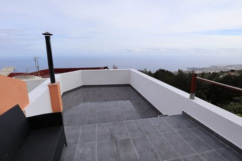 Je vous présente cette maison de 90m² sur un terrain de 285 m². Il est entièrement rénové, cuisine, salle de bain, salon, deux chambres et terrasse couverte. Le toit-terrasse a également été recouvert d’un nouveau pavage, ce qui en fait une terrasse ...