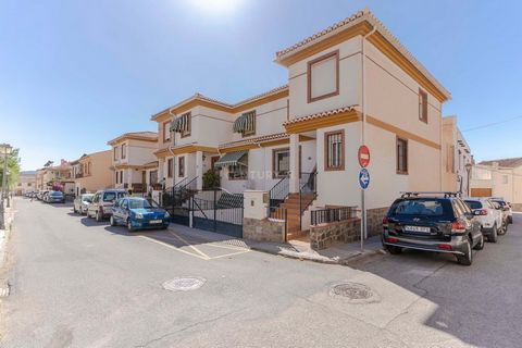 Ontdek deze charmante twee-onder-een-kapwoning gelegen in de gemeente Dúrcal, in het hart van El Valle de Lecrín in Granada. Met een bebouwde oppervlakte van 189m² is dit huis verdeeld over drie niveaus en biedt het ruime en lichte ruimtes, perfect v...