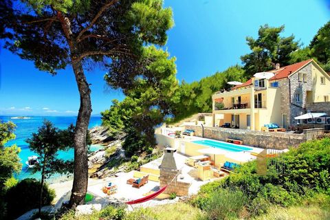 Diese atemberaubende mediterrane Villa liegt an der ruhigen Nordküste der Insel Korčula und bietet eine unglaubliche Kombination aus Luxus, Privatsphäre und natürlicher Schönheit. Die 2012 erbaute Villa erstreckt sich über ein 1.648 m² großes Grundst...