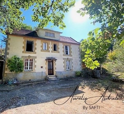 Aurélie et Eric Asdrubal vous proposent, nichée dans un écrin de verdure, au calme et sans vis à vis, cette belle et grande maison d'époque. Proche de St Cyprien et Meyrals, vous pourrez profiter d'un cadre unique, entre bois et prairies, sans être i...