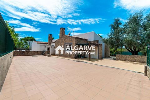 Charmante maison V4 de plain-pied idéalement située dans un quartier résidentiel calme entre le Old Course et le Golf de Pinhal. À environ 3 km de la marina de Vilamoura et de la plage, à proximité d'une petite zone commerciale avec des restaurants, ...