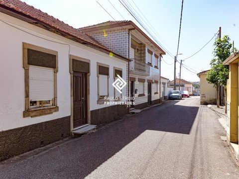 Excelentes terrenos em Paramos com possibilidade de desmembramento e venda em separado. Localizados a 3km do Centro da Cidade de Espinho (praias, comércio e Estação de Comboios), 3km da Estação de Comboios de Esmoriz e a 2km da Praia de Paramos. Aces...