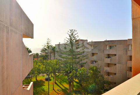 Référence: 04157. Découvrez ce charmant appartement d'une chambre et d'une salle de bain, situé dans le célèbre complexe hôtelier 'Alborada' sur la Costa del Silencio. Avec une surface utile de 45 m² et une terrasse de 10 m² avec vue sur la mer, cet ...