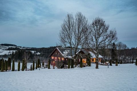 Appartement de 180 m² - dans une ancienne ferme tranquille. Spacieuse et confortable, avec cheminée. L'appartement offre du luxe en pleine nature.