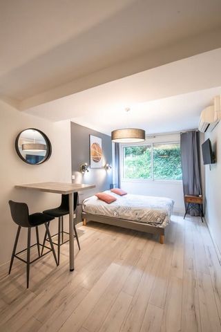 Located just a few minutes' walk from Garibaldi metro station (line D) and close to the Part-Dieu district and its train station, this cozy studio for 2 people is on the ground floor with a street view. This 28 m² studio features a lovely main room w...