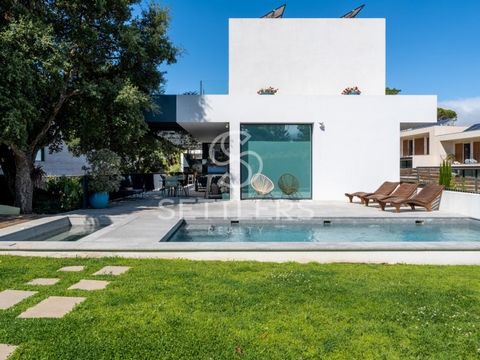 Isolated Contemporary Architecture 4+2 Bedrooms House, with over 590 m2 of construction area, located in a prime area of Cascais, in Bicuda. Set on a plot of land with 1,392 m2, it is distributed over 3 floors as follows: Ground floor: Entrance hall ...