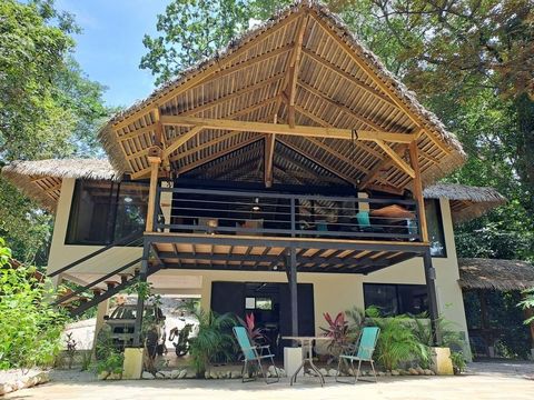 Questa splendida struttura in Costa Rica, situata a soli 5 minuti di auto dalla spiaggia di Samara, fonde perfettamente il comfort moderno con la bellezza della natura. Si trova nel sereno quartiere residenziale di Samara Woods e offre uno stile di v...