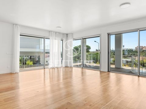 Casa aislada de 3+1 dormitorios en un nuevo desarrollo, ubicada cerca de Quinta da Penha Longa, a 5 minutos del Cascais Shopping, la A5 y la A16, y a 15 minutos del centro y la bahía de Cascais Situada en una parcela de terreno de más de 340 m² y con...