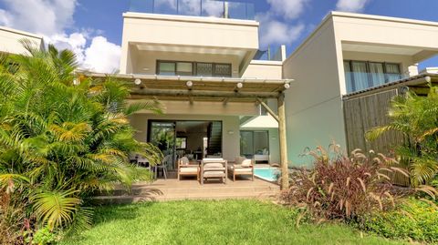 Nestenn a le plaisir de proposer cette maison jumelée moderne de 4 chambres sur le flan d'un barachois face à la mer Cette propriété comprend une cuisine moderne et fonctionnelle ouverte sur le séjour et l'agréable terrasse face à la mer, qui jouxte ...