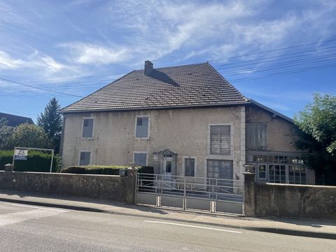 Votre agence immobilière AB IMMO a trouvé pour vous cette charmante maison de village s'accompagnant d'un terrain de 7675 m2 sur la commune de Vercel-Villedieu-Le-Camp. L'espace intérieur est formé d'une salle de bain, un espace cuisine, un coin salo...