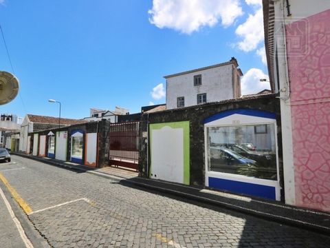 Private parking (uncovered) with capacity for 20 vehicles, located in Rua do Provedor (Swan Park) in the city center of Ponta Delgada, to be confronted with the Ponta Delgada Court. Remote-controlled gate, access door, bathroom, water and car support...