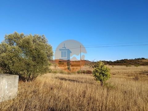 GRUNDSTÜCK MIT LAGER - RUINA - NORA - LOCH - MIT 77.630 M2 - WOHNBAU UND TOURISMUS - MALHÃO - CASTRO MARIM - ALGARVE Gemischtes Grundstück mit 77.630 m2, in Malhão, in Castro Marim - Algarve. Der Hof verfügt über eine Schwiegertochter, einen Wasserta...