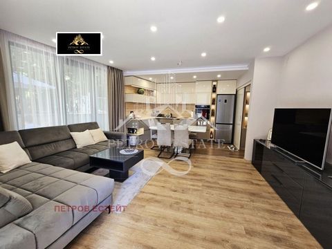 Ofrecemos un lujoso apartamento de dos dormitorios, totalmente amueblado y equipado, en el centro de Velingrad. El apartamento tiene una superficie construida de 111,77 m². y ofrece la siguiente distribución funcional: un amplio salón con zona de com...