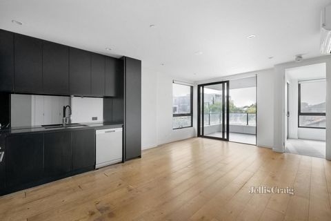 Profitez de la véritable sensation d’espace avec cette position d’angle éclaboussée de soleil dans cet appartement de sécurité au premier étage de deux chambres et deux salles de bains. Prélassez-vous au soleil du nord sur le balcon d’angle qui se tr...