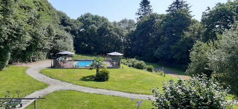 Au coeur de la campagne bretonne, à 4 kms de Guémené sur Scorff, cet authentique petit village breton, composé d'une longère et de 3 maisons en pierre, plus des dépendances, n'attend plus que vous ! La longère est divisée en 2 logements actuellement ...