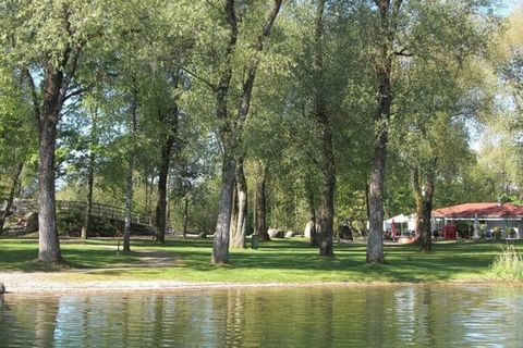 Uitstekend vakantieappartement met tuinterras. De Chiemsee is in 5 minuten te bereiken. Parkeerplaats voor het huis.