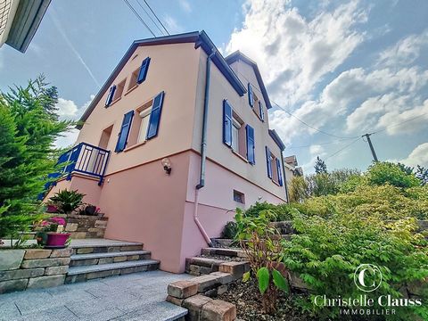 Scopri questa magnifica casa di famiglia situata sulle alture di Brunstatt, che offre un ambiente di vita tranquillo e verde pur essendo vicino a tutti i servizi. Si compone al piano terra: Un ampio e luminoso soggiorno sala da pranzo, ideale per mom...