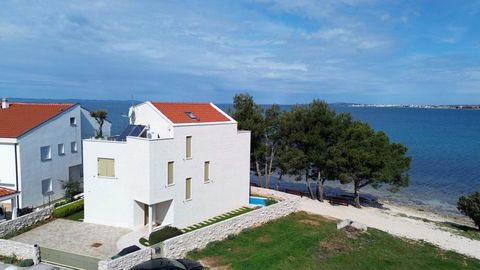 Eine wunderschöne Villa mit Pool in einer der schönsten Lagen am Meer in der Nähe von Zadar zu verkaufen! Die Gesamtfläche beträgt 240 qm. Grundstück ist 350 qm groß. Die Villa besteht aus Erdgeschoss, Obergeschoss und Dachgeschoss. Der Eingang der V...