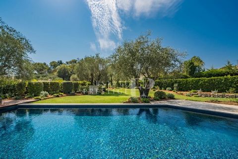 A stunning villa located Within a small estate, just outside the iconic old village of Mougins, set on a beautiful flat 2493sqm plot of land. Beautifully refurbished in 2023 and mainly on one level, its reception spaces lead directly onto a large sou...