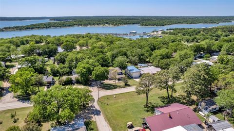 LIVE THE LAKE LIFE!!! This WELL CRAFTED, HIGH STYLE 3 bed 3 bath home built in 2007 located near EVERYTHING Texoma has to offer. Sited on spacious 1/3 acre lot. Minutes from the NEW West Bay Casino, Vista Pointe (Hard Rock coming in 2026) & Chickasaw...