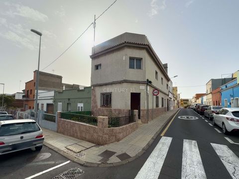 L'IMMOBILE CHE STAVI CERCANDO! Vi presentiamo questa spaziosa casa di 294 metri quadrati, situata a pochi minuti dal centro storico di La Laguna, dove potrete godere della bellezza e del fascino della città. *Caratteristiche principali:* - *Spazio ve...