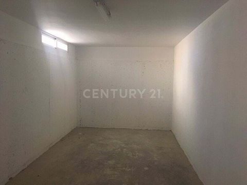 Excellent opportunity to purchase this storage room located in the town of Vinalesa, next to Moncada. It has good access, maneuverability and is well connected. It is located in the basement of a modern building built in 2007. If you want more inform...