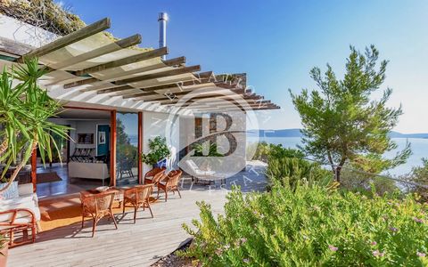 Situata in una posizione panoramica privilegiata sull’isola di Alonissos (Isole Sporadi), sopra l'affascinante villaggio di pescatori di Steni Vala, Villa Jura combina viste impareggiabili sul mare, una splendida piscina panoramica e un facile access...