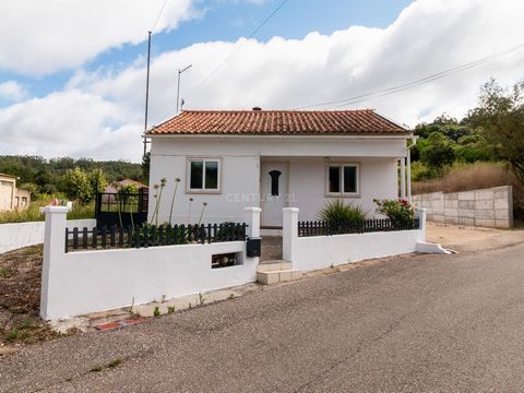 Nous vous présentons cette charmante maison de plain-pied T3, située dans la pittoresque paroisse de Santa Catarina, une zone tranquille avec d'excellents accès. La propriété dispose d'une surface de construction de 163 m² et est située sur un terrai...