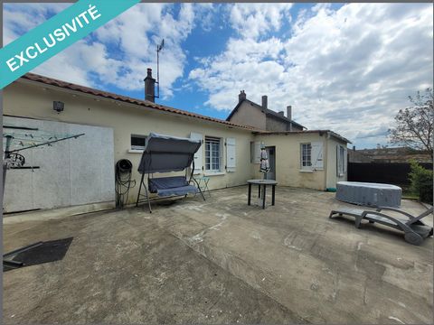 Je vous propose à la vente cette maison de plain pied située en plein centre bourg à proximité des commerces et de l'école primaire. Elle se compose de la manière suivante: entrée, séjour très lumineux, deux chambres dont une en suite, salle d'eau, W...