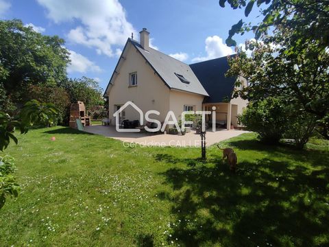 Grande maison d'architecte de 200 m², idéalement située à 7 km de Caen et 15mn des plages, 2 minutes à pieds des lignes de bus, des commerces de proximité et d'une maison médicale (médecin, kiné, infirmière). Cette maison familiale offre un espace de...