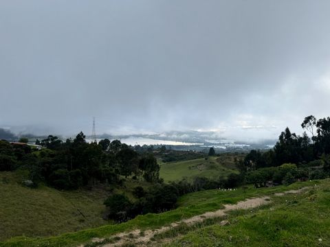 A VENDRE OU ÉCHANGER Ferme dans la commune de Sibaté, Cundinamarca - Vereda Santa Rosa Superficie totale 41 670 m2, excellentes routes d’accès, entrée par l’école des sous-officiers, en plus la ferme dispose d’une route carrossable interne - Excellen...