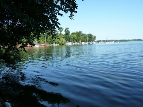 Dream location in close proximity to nature. Lake Schwerin with swimming opportunities and boat club is just a 5-minute walk away. Two rooms. High quality kitchen with dishwasher. Bathroom with bathtub. Balcony. Elevator. Own parking space. Just unde...