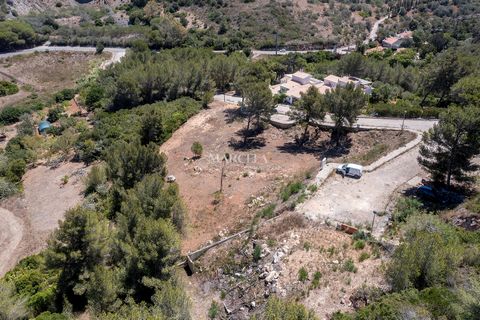 Terrain urbain pour la construction d'une maison familiale spacieuse ou d'une maison d'hôtes. Le terrain est situé dans une urbanisation calme et résidentielle à seulement 5 minutes en voiture du village pittoresque de Salema avec l'une des plus bell...