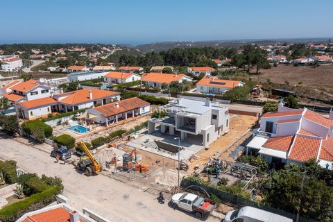 Eine moderne Villa mit 4 Schlafzimmern von 262 m2 im Bau auf einem Grundstück von 794 m2 mit Swimmingpool und Garage, gelegen in der Urbanisation Paisagem Oceano in der Nähe von Vale da Telha mit Fernblick auf das Meer von der obersten Etage. Das Hau...