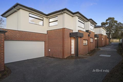 Une maison de ville haut de gamme offrant une maison exquise de la manière que vous avez imaginée, que ce soit pour les célibataires, les premiers acheteurs, les couples professionnels ou les jeunes familles. La joie du neuf est à vous dans une rue c...