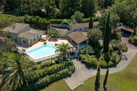 Cette propriété offre la possibilité de jouir d'un très grand terrain de plus d'un hectare (ainsi qu'environ 2 hectares supplémentaires en jouissance exclusive), dans un environnement très calme, en bordure de golf, avec une très belle vue sur les co...