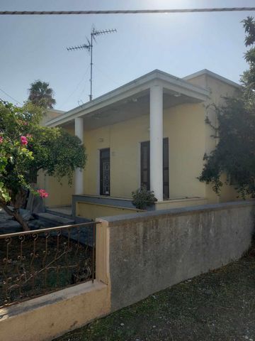 Fristående hus till salu i Ialysos, Rhodos, bara 2 km från havet. Huset är 79 kvm, bottenvåning, på tomten på 360 kvm, består vardagsrum, kök, 2 sovrum och badrum.  Huset behöver renovering. Pris 400.000 euro. Features: - Air Conditioning - Garden - ...