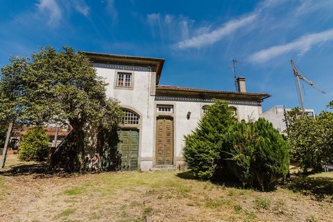 A moradia, construída em 1937, está localizada no coração das Caldas das Taipas, em Caldelas, concelho de Guimarães, e é um verdadeiro testemunho da arquitetura da época, com um charme único e um enorme potencial para quem procura um imóvel com histó...