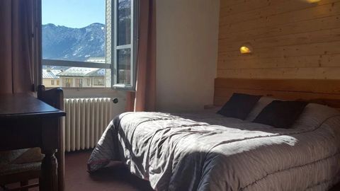 Bedrijf te koop: hotel met 12 kamers, restaurant met 60 zitplaatsen + 2 studio's en 1 ruim beheerdersappartement. Bedrijf te koop: Hotel en restaurant in het dorpscentrum van het Ecrins National Park. Het hotel beschikt over 12 kamers met badkamer (d...