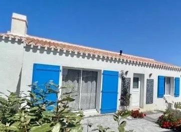 Superbe maison de plain-pied, confortable et moderne, située dans un quartier résidentiel du centre de Noirmoutier. Au calme, en fond d'impasse, cette maison offre une belle pièce de vie lumineuse avec poêle à granulés, une cuisine à l'américaine ent...