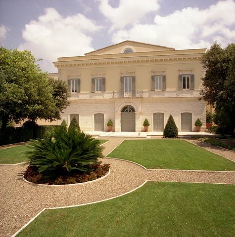 PUGLIA - GIOIA DEL COLLE (BA) - GIOIA PROVINCIAL ROAD The villa we are offering for sale, with a private church from the 1800s incorporated into it, recalls the elegance and symmetry of the great classical European homes. The imposing and symmetrical...