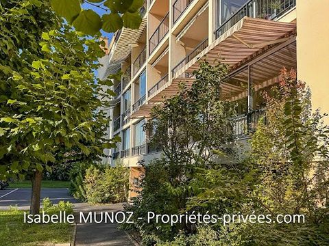 Oradou district in Clermont-Ferrand, bright F5 apartment with 4 bedrooms, large living room opening onto a balcony-terrace facing west, kitchen, bathroom, shower room, toilet and many cupboards. A closed garage with electrical outlet and a cellar are...