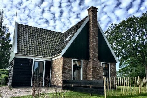 In Hippolytushoef in Noord-Holland vind je deze mooie villa op een resort. Het huis heeft 3 slaapkamers voor 6 personen. Voor een gezin of een groep vrienden is het erg geschikt. Op het terras kun je genieten van een goed glas wijn. Vakantiepark Wiri...